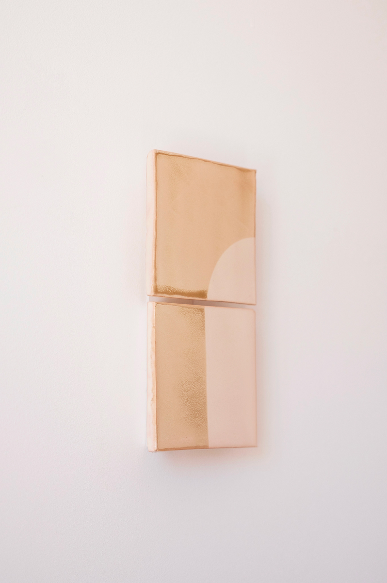 Les tuiles sont teintées dans des coloris naturels en utilisant le procédé de la sérigraphie. La Tiles C est ainsi colorée d'un crème et d'un beige représentant la céramique brute. L'ampoule, cachée derrière un carreau, diffuse un éclairage indirect, créant un effet de clair-obscur et un éclairage très doux. Les tuiles sont composées de deux carrés de céramique et peuvent être utilisées seules ou combinées pour former des motifs plus complexes.