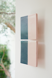 Les Tiles sont teintés dans des coloris naturels en utilisant le procédé de la sérigraphie. L'ampoule, cachée derrière un carreau, diffuse un éclairage indirect, créant un effet de clair-obscur et un éclairage très doux. Les Tiles sont composés de deux carrés de céramique et peuvent être utilisés seuls ou combinés pour former des motifs plus complexes, offrant ainsi de nombreuses possibilités de personnalisation.