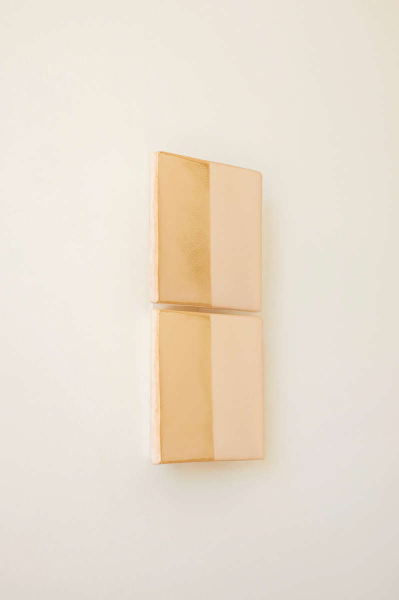 Les Tiles sont teintés dans des coloris naturels en utilisant le procédé de la sérigraphie. L'ampoule, cachée derrière un carreau, diffuse un éclairage indirect, créant un effet de clair-obscur et un éclairage très doux. Les Tiles sont composés de deux carrés de céramique et peuvent être utilisés seuls ou combinés pour former des motifs plus complexes, offrant ainsi de nombreuses possibilités de personnalisation.