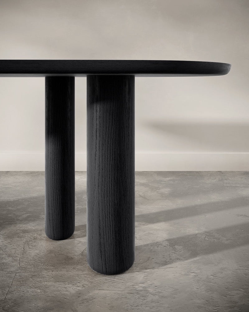 La table à dîner Maho est la première création imaginée par Caroline Andréoni. À la recherche de la table parfaite pour notre showroom, nous avons voulu un meuble intemporel et minimaliste pour l’associer facilement à tout type d'intérieur. Ses forme arrondies, ses pieds asymétriques et son imposant plateau en bois massif lui apportent un design unique.