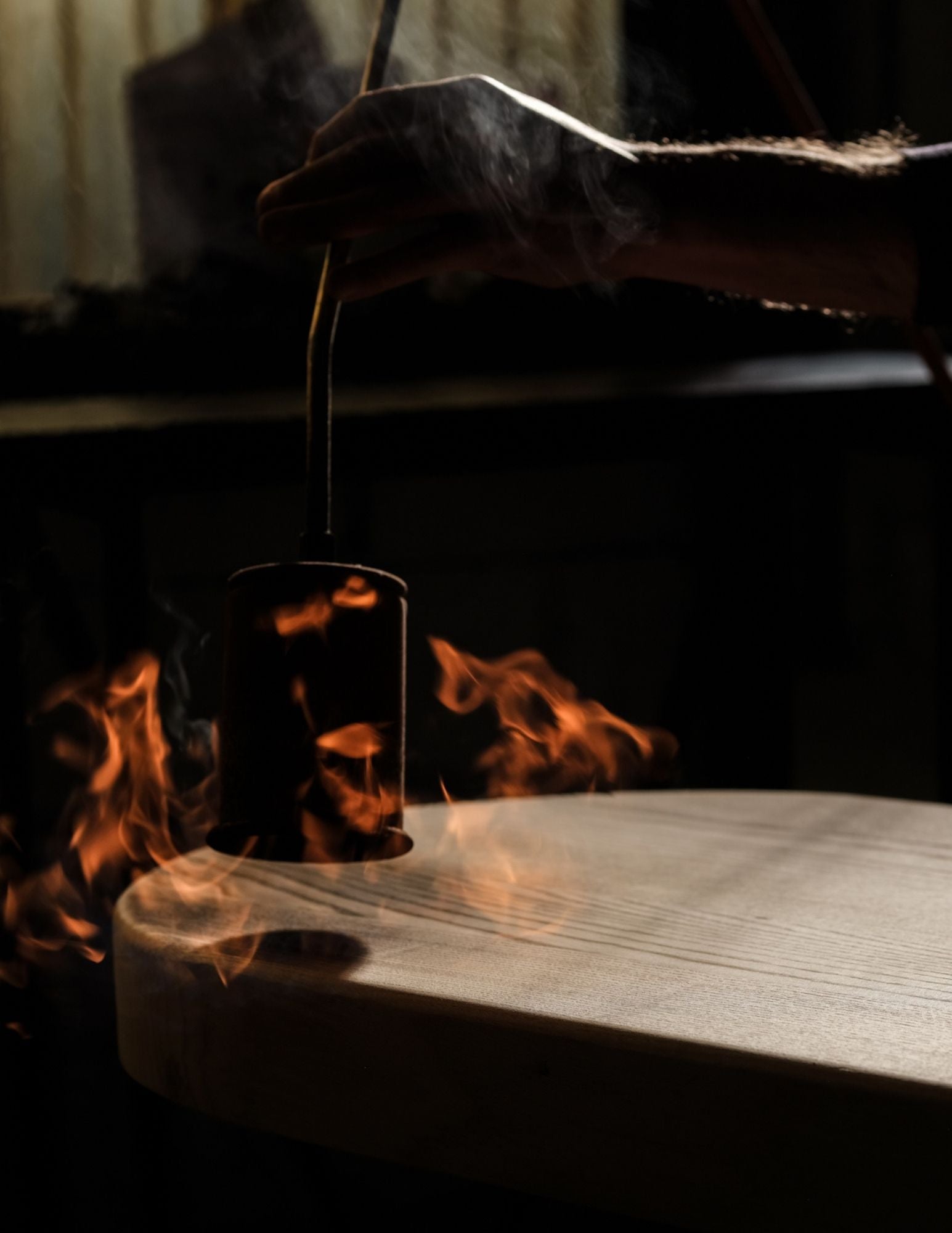 La table à dîner&nbsp;Maho&nbsp;est la première création imaginée par Caroline Andréoni. À&nbsp;la recherche de la table parfaite pour notre showroom, nous avons voulu un meuble intemporel et minimaliste pour l’associer facilement à tout type d'intérieur. Ses forme arrondies, ses pieds asymétriques et son imposant plateau en teck&nbsp;massif lui apportent un design unique.