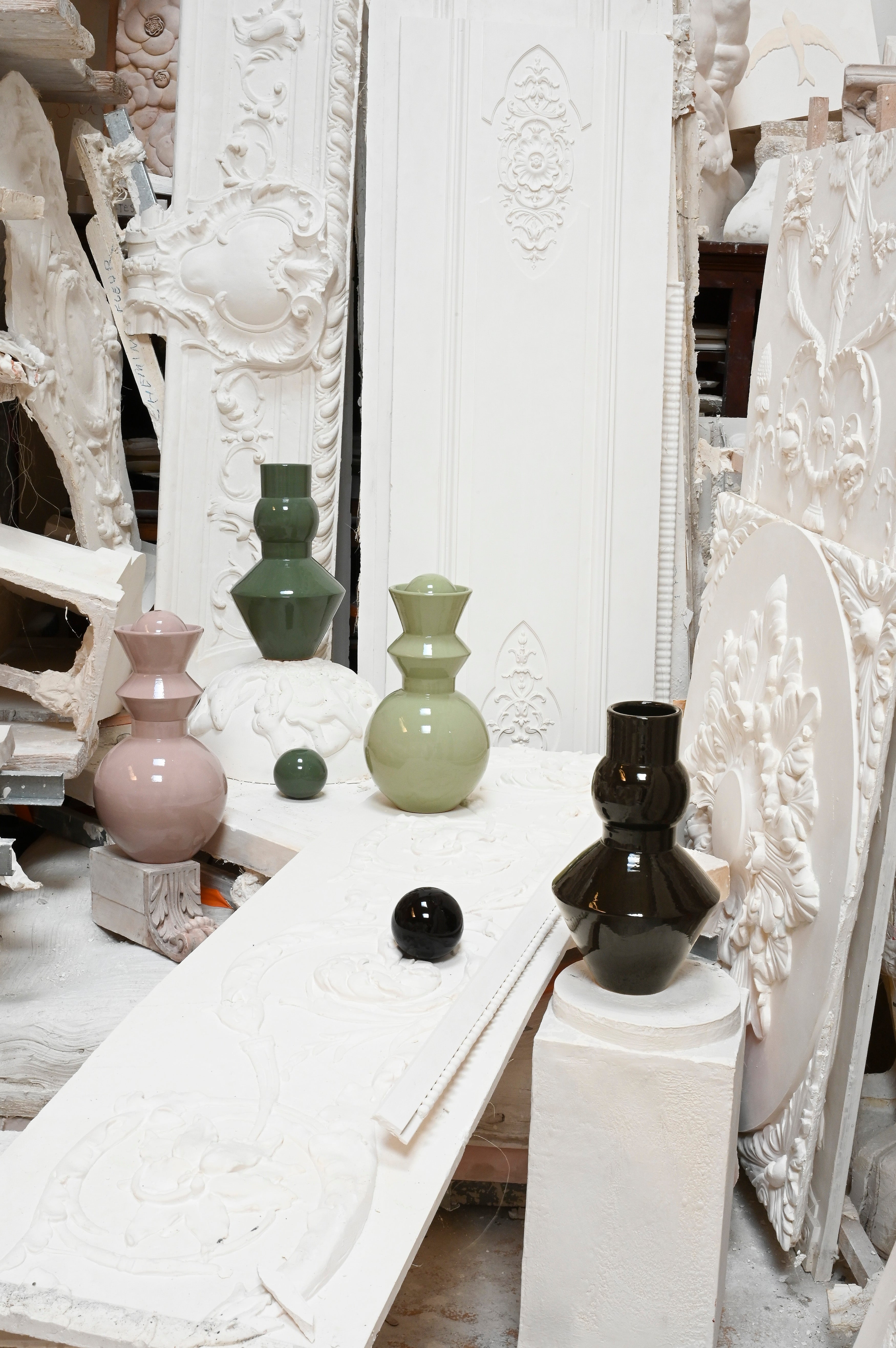 Vase Pico Noir Antique by Caroline Andréoni, in deep antique-black glazed terracotta. Sculptural object with removable sphere, Résonance collection, hand-turned in Italy.
