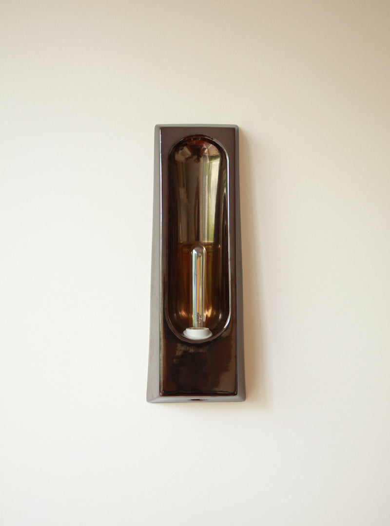 Wall sconce Alcove by Violaine d'Harcourt, in glazed ceramic hand-formed in Portugal. An enveloping silhouette inspired by the architectural alcove, diffusing softened, intimate light.