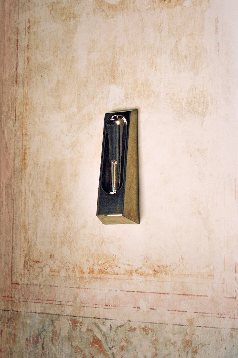 Alliance de l'artisanat et du design contemporain, les appliques Alcove de Violaine d'Harcourt sont fabriquées en céramique émaillée au Portugal, dans une région où le travail de l'argile est une tradition ancestrale. Leur forme s'inspire de l'élément architectural auquel elles ont emprunté leur nom - l'alcôve - qui évoque une ambiance intimiste et feutrée. Au centre de l'applique, une élégante ampoule tubulaire diffuse une lumière tamisée qui sublime les émaux aux teintes naturelles.&nbsp;