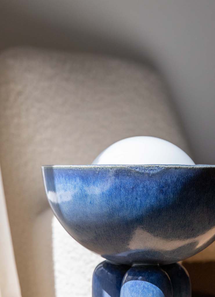 Lisa Allegra s'inspire de la forme arrondie d'une borne d'amarrage, la collection MOOR est aussi un clin d'œil à Henry MOORE, sculpteur de grands personnages se tenant souvent en équilibre dans l'espace.  Les pièces MOOR Lazuli allient un design pur et minimaliste à un émail aux nuances variées uniques. Cette association crée des objets à la fois fonctionnels et sculpturaux.