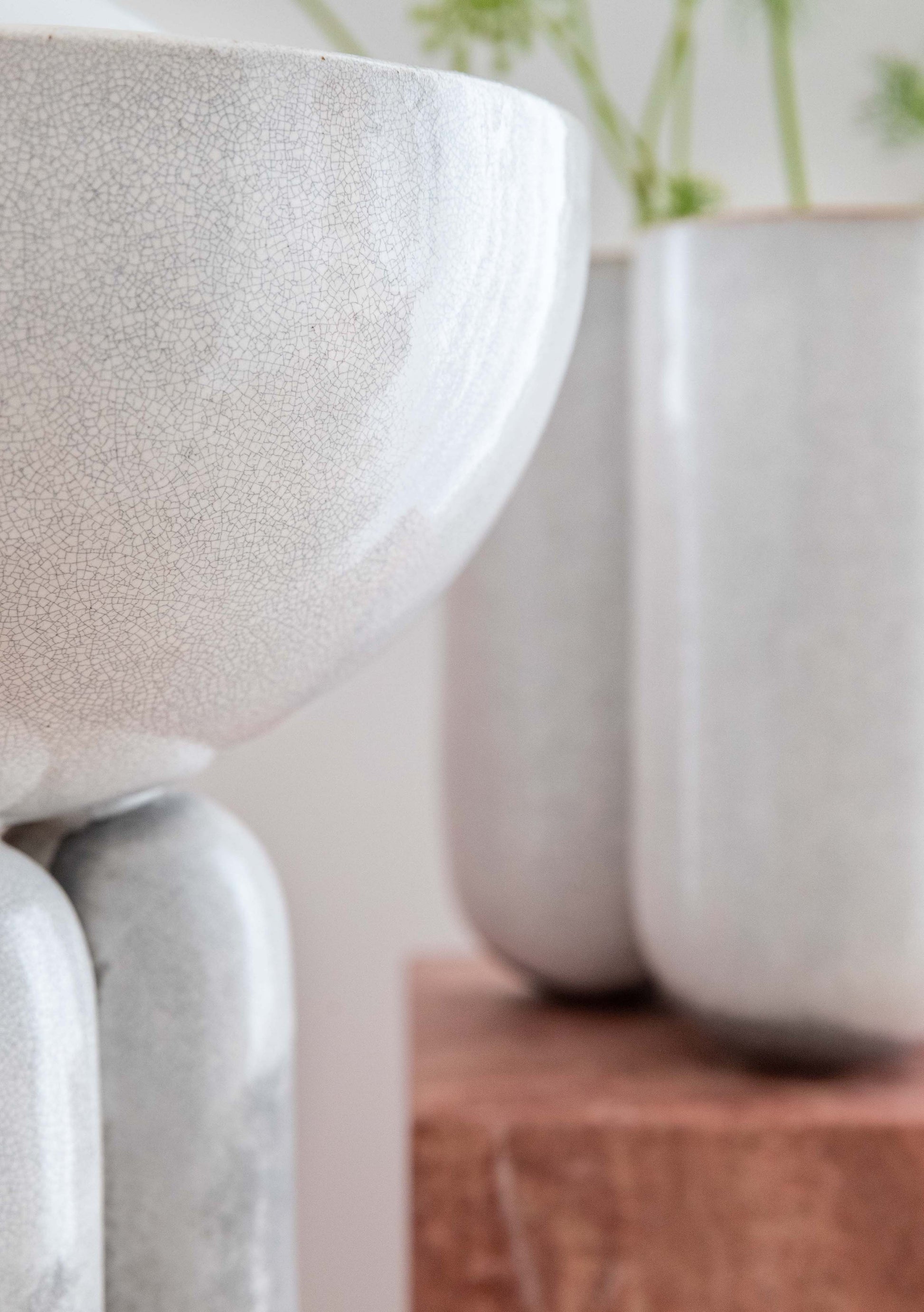 Lisa Allegra s'inspire de la forme arrondie d'une borne d'amarrage, la collection MOOR est aussi un clin d'œil à Henry MOORE, sculpteur de grands personnages se tenant souvent en équilibre dans l'espace.  Les pièces MOOR Tiza allient un design pur et minimaliste à un émail aux nuances variées uniques. Cette association crée des objets à la fois fonctionnels et sculpturaux.