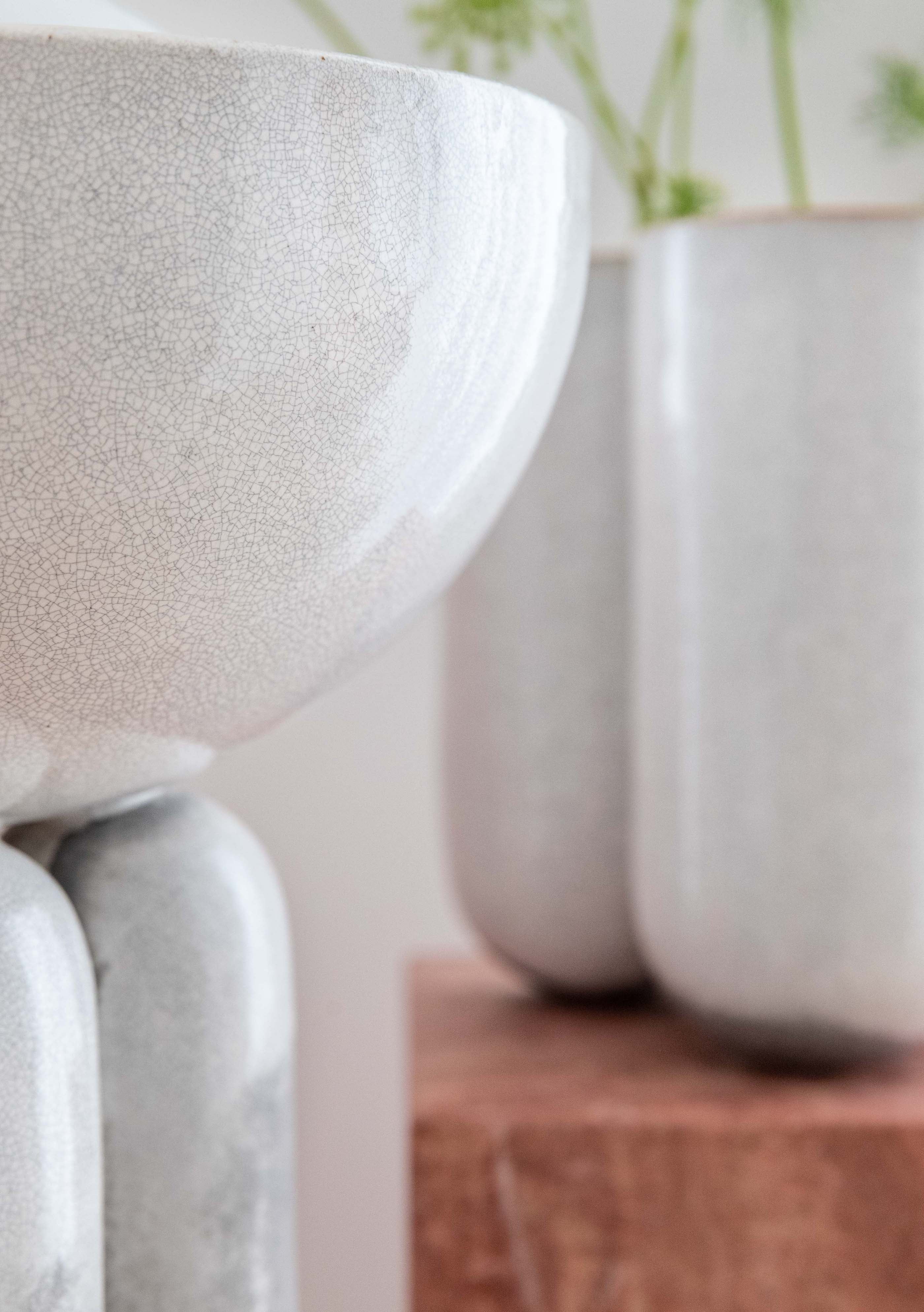 Lisa Allegra s'inspire de la forme arrondie d'une borne d'amarrage, la collection MOOR est aussi un clin d'œil à Henry MOORE, sculpteur de grands personnages se tenant souvent en équilibre dans l'espace.  Les pièces MOOR Tiza allient un design pur et minimaliste à un émail aux nuances variées uniques. Cette association crée des objets à la fois fonctionnels et sculpturaux.