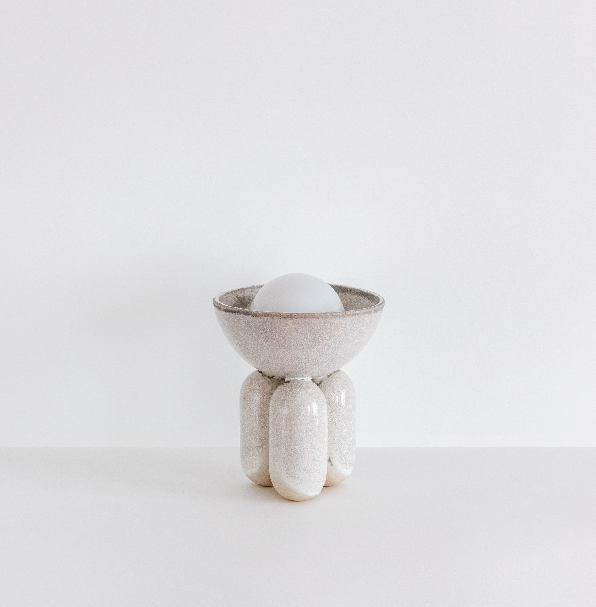 Lisa Allegra s'inspire de la forme arrondie d'une borne d'amarrage, la collection MOOR est aussi un clin d'œil à Henry MOORE, sculpteur de grands personnages se tenant souvent en équilibre dans l'espace.  Les pièces MOOR Tiza allient un design pur et minimaliste à un émail aux nuances variées uniques. Cette association crée des objets à la fois fonctionnels et sculpturaux.