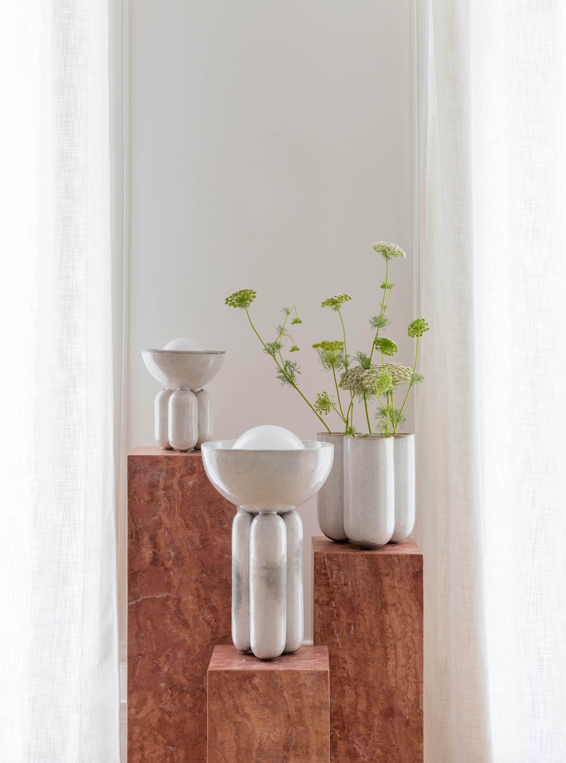 Lisa Allegra s'inspire de la forme arrondie d'une borne d'amarrage, la collection MOOR est aussi un clin d'œil à Henry MOORE, sculpteur de grands personnages se tenant souvent en équilibre dans l'espace.  Les pièces MOOR Tiza allient un design pur et minimaliste à un émail aux nuances variées uniques. Cette association crée des objets à la fois fonctionnels et sculpturaux.