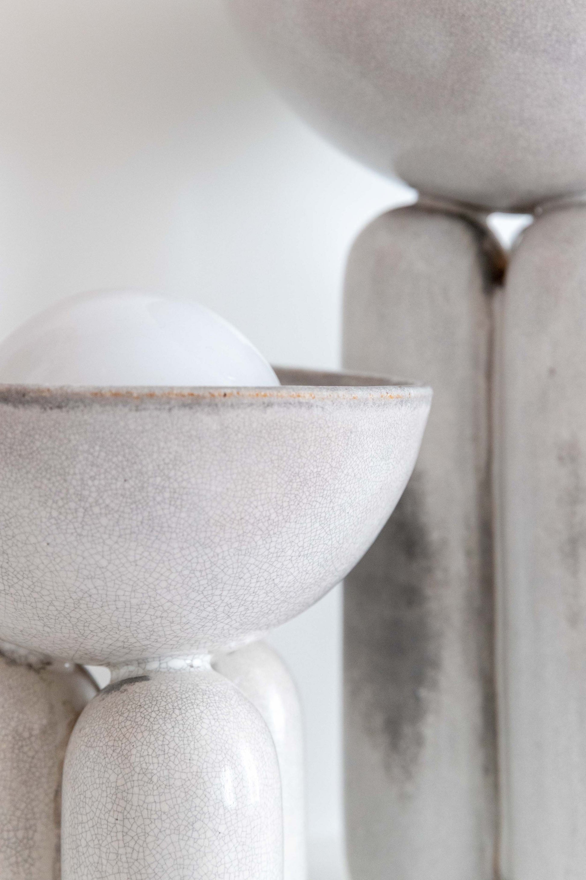 Lisa Allegra s'inspire de la forme arrondie d'une borne d'amarrage, la collection MOOR est aussi un clin d'œil à Henry MOORE, sculpteur de grands personnages se tenant souvent en équilibre dans l'espace.  Les pièces MOOR Tiza allient un design pur et minimaliste à un émail aux nuances variées uniques. Cette association crée des objets à la fois fonctionnels et sculpturaux.