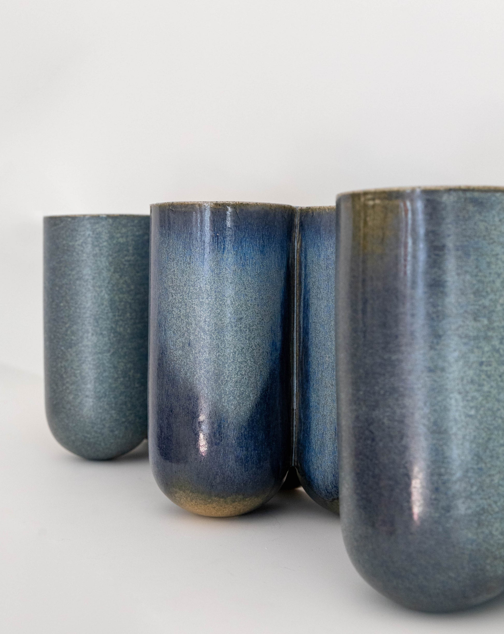 Lisa Allegra s'inspire de la forme arrondie d'une borne d'amarrage, la collection MOOR est aussi un clin d'œil à Henry MOORE, sculpteur de grands personnages se tenant souvent en équilibre dans l'espace.   Les pièces MOOR Lazuli allient un design pur et minimaliste à un émail aux nuances variées uniques. Cette association crée des objets à la fois fonctionnels et sculpturaux.