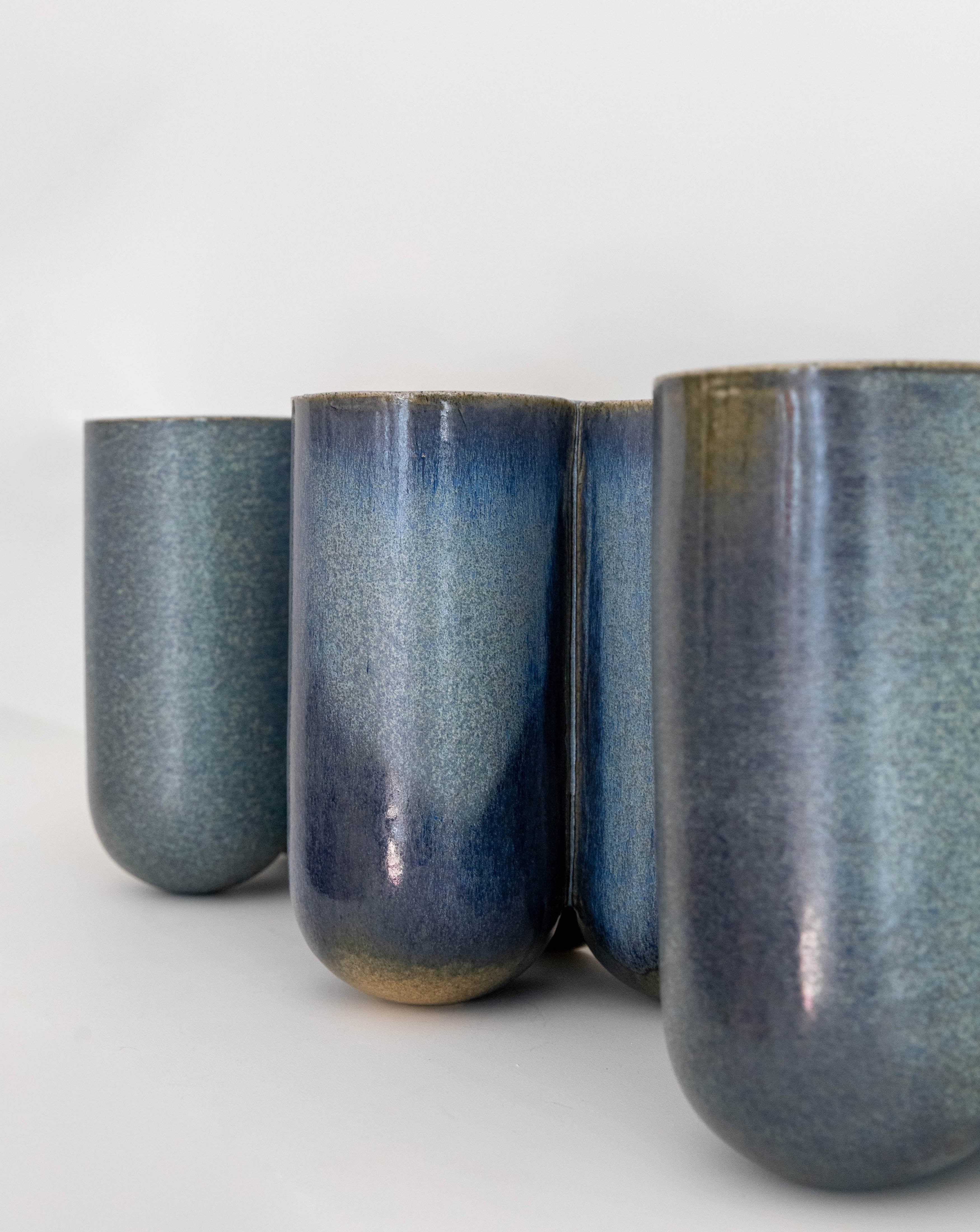 Lisa Allegra s'inspire de la forme arrondie d'une borne d'amarrage, la collection MOOR est aussi un clin d'œil à Henry MOORE, sculpteur de grands personnages se tenant souvent en équilibre dans l'espace.   Les pièces MOOR Lazuli allient un design pur et minimaliste à un émail aux nuances variées uniques. Cette association crée des objets à la fois fonctionnels et sculpturaux.