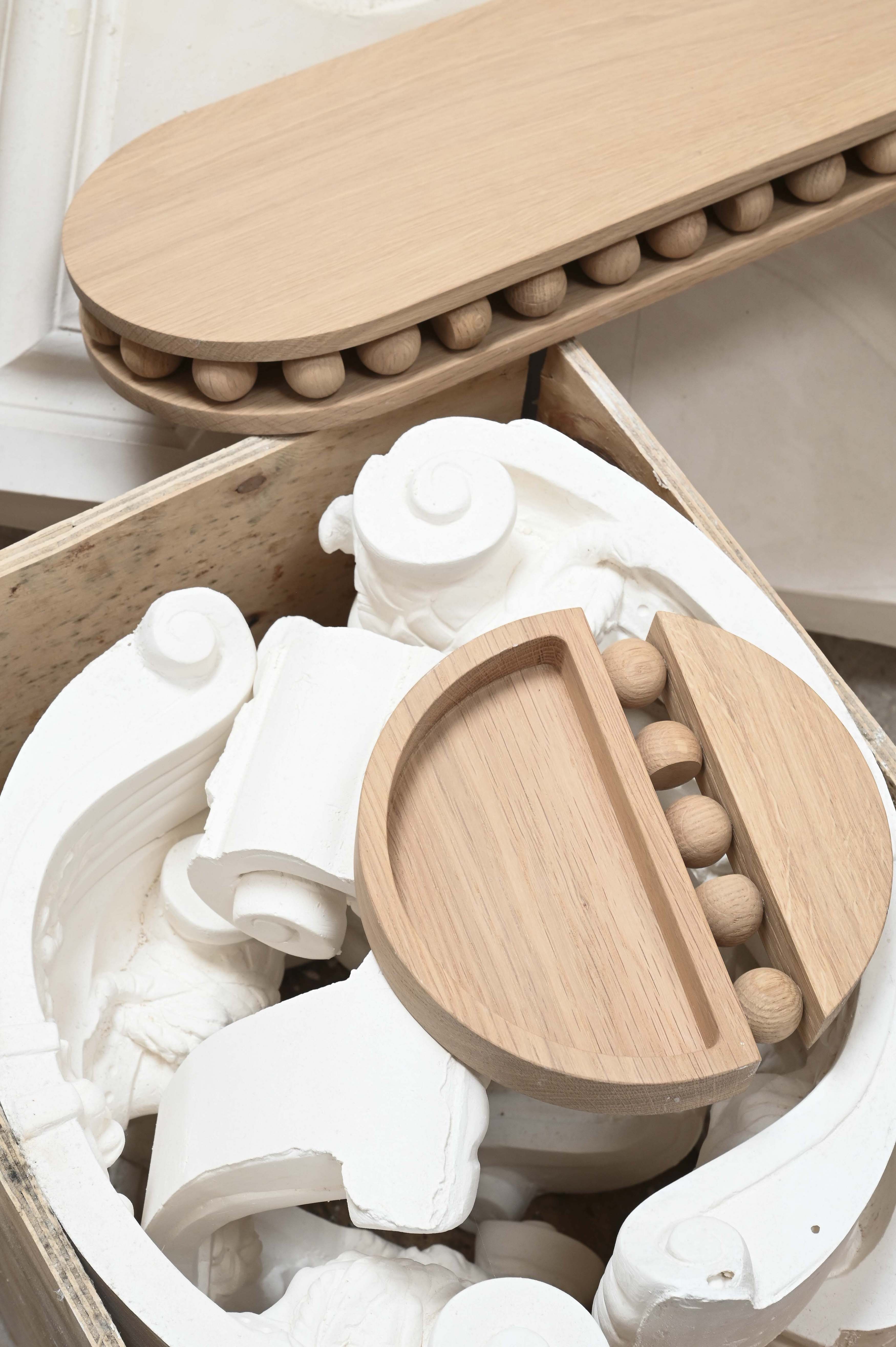 Pièce iconique notre collection signature, le vide poche Tolitoli se voit sublimer d'un nouveau matériau pour Résonance: le bois de chêne naturel. En décoration d’intérieur, il y a des petits objets qui font la différence ! C’est le cas du vide poche&nbsp;Tolitoli&nbsp;réalisé en bois naturel de chêne.


Sur une console dans l’entrée pour y déposer ses clés, ou sur une table basse pour ranger ses trésors, sa forme entrecoupée de cette ligne de sphères emblématique de notre collection signature.