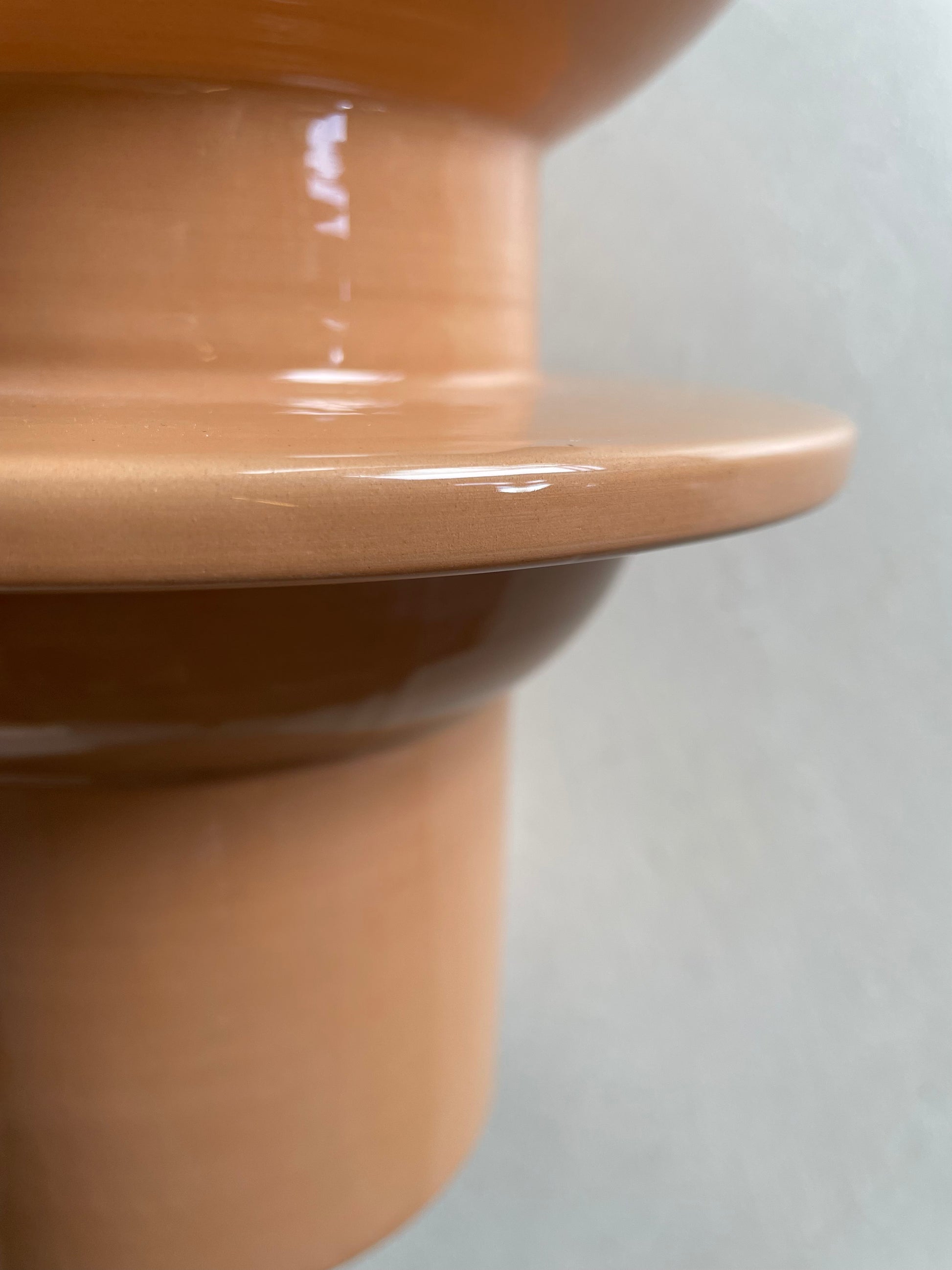 Lampe à poser Etna, en céramique tournée à la main en Italie. Création issue de la collection Libre comme... par Caroline Andréoni & Léa Ginac.