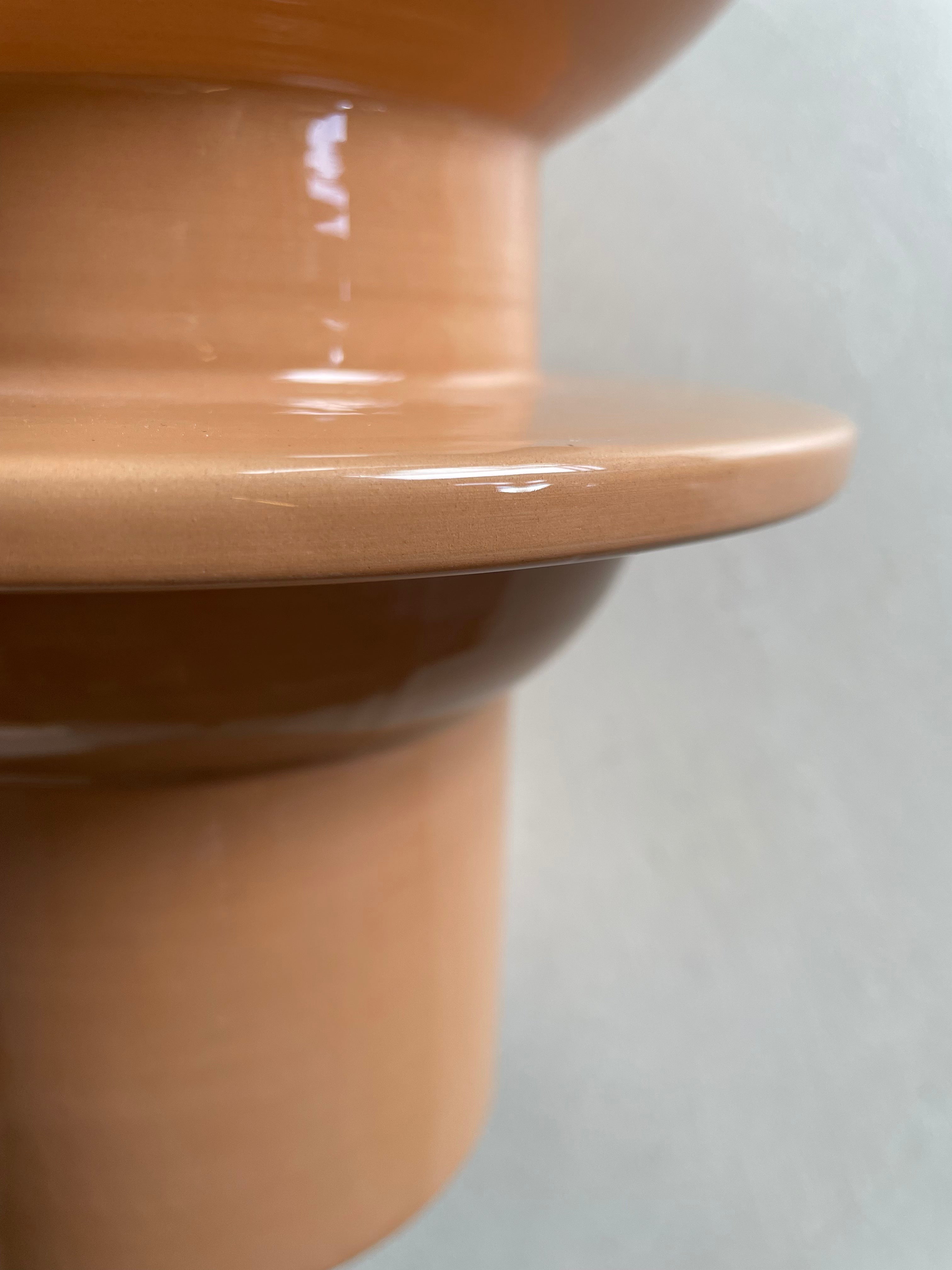 Lampe à poser Etna, en céramique tournée à la main en Italie. Création issue de la collection Libre comme... par Caroline Andréoni & Léa Ginac.