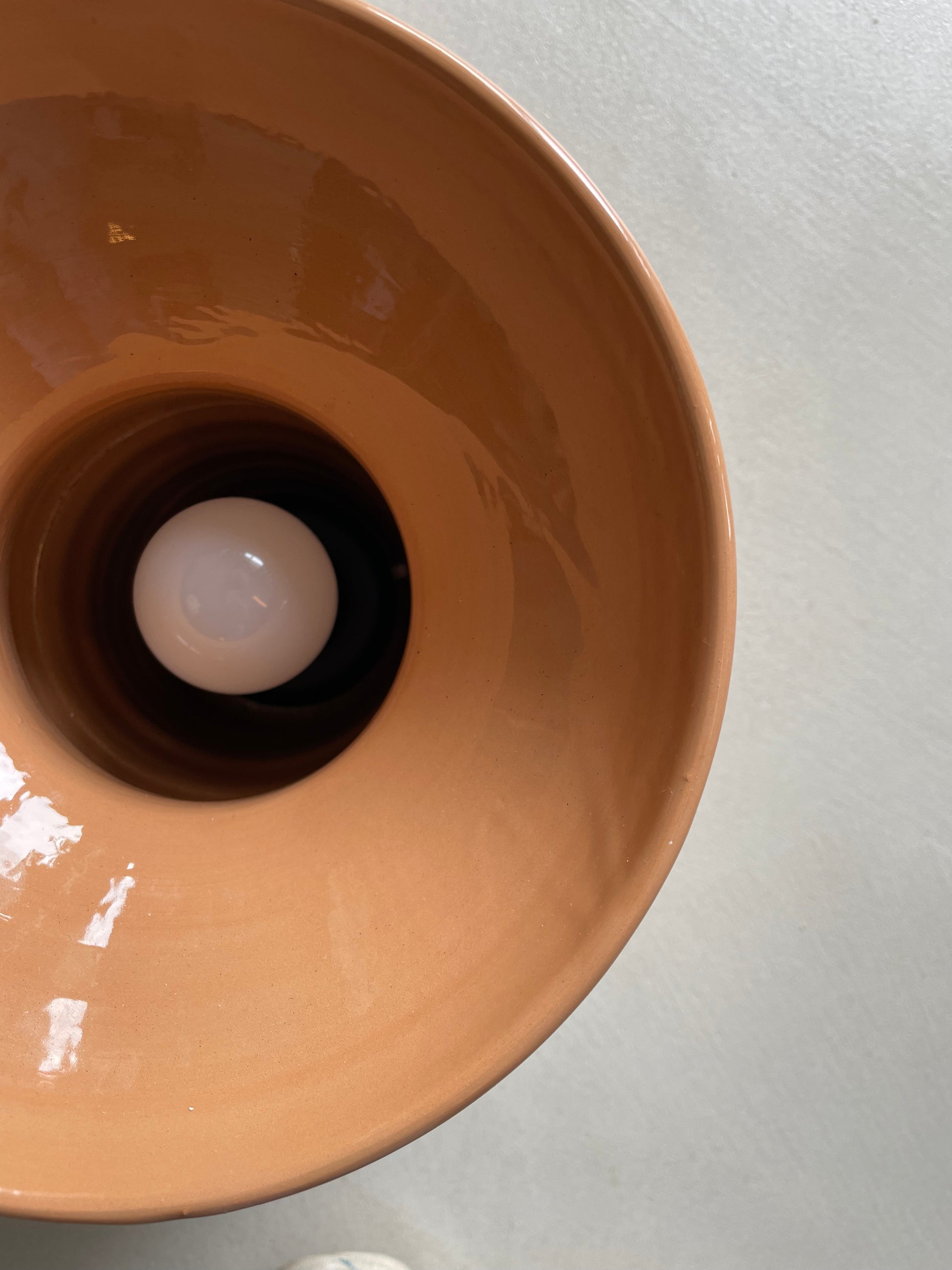 Lampe à poser Etna, en céramique tournée à la main en Italie. Création issue de la collection Libre comme... par Caroline Andréoni & Léa Ginac.