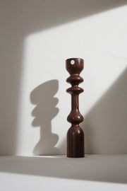 Telle une famille, la collection de bougeoirs Romie Objetti est un clin d'oeil aux diverses créations de l'équipe de Design française "'oeuf centre d'étude". Cet ensemble de totems aux largeurs, hauteurs et essences différentes, avec ou sans bougies habillent votre intérieur comme des sculptures. La finition à la cire d'abeille apporte un rendu satiné et soyeux qui permet de préserver l'aspect naturel et authentique du bois, tout en le sublimant.