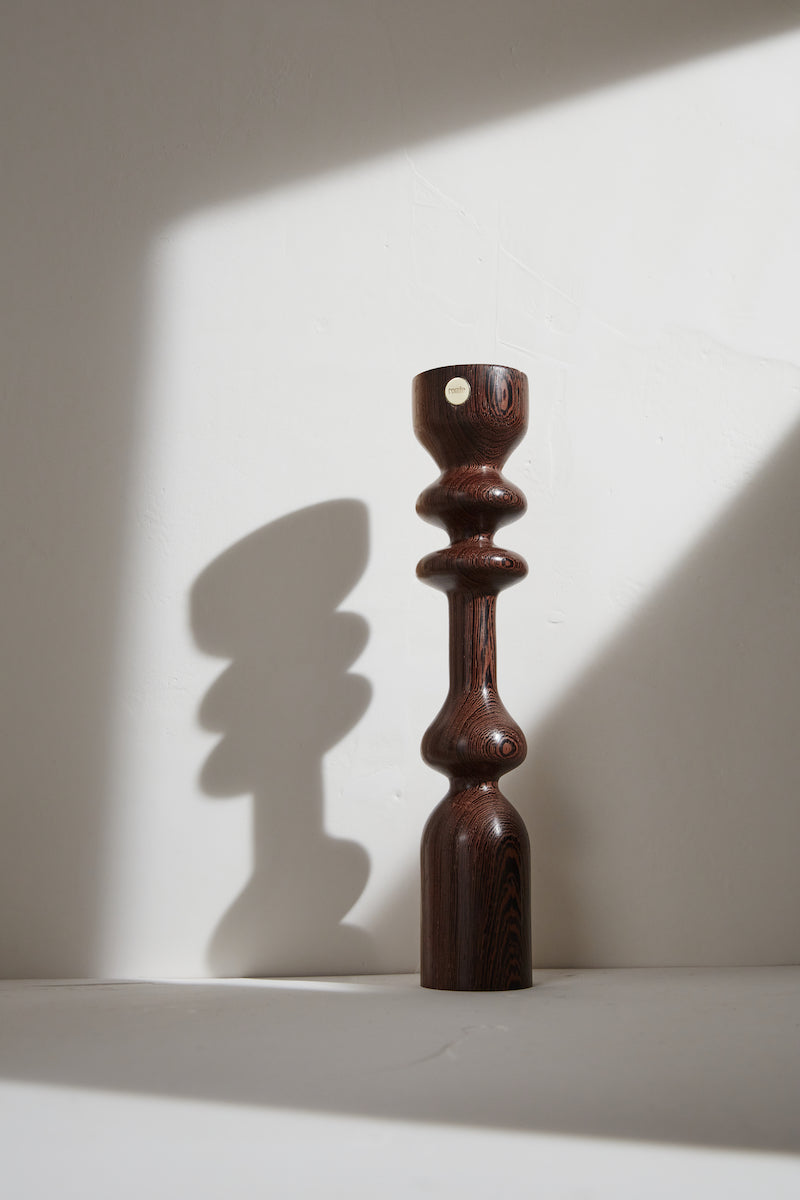 Telle une famille, la collection de bougeoirs Romie Objetti est un clin d'oeil aux diverses créations de l'équipe de Design française "'oeuf centre d'étude". Cet ensemble de totems aux largeurs, hauteurs et essences différentes, avec ou sans bougies habillent votre intérieur comme des sculptures. La finition à la cire d'abeille apporte un rendu satiné et soyeux qui permet de préserver l'aspect naturel et authentique du bois, tout en le sublimant.