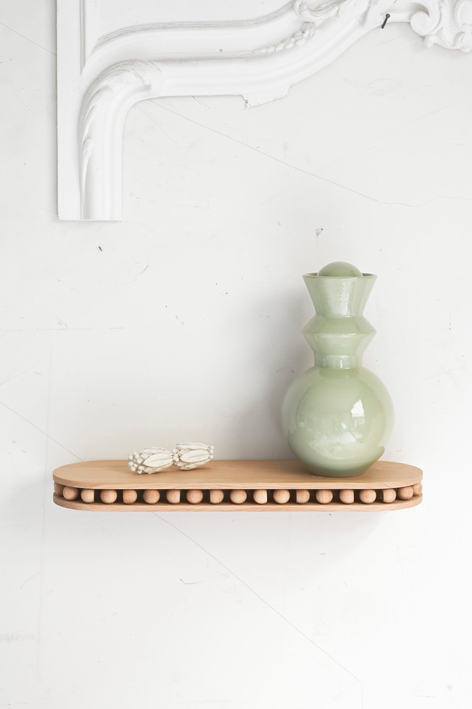 Pièce iconique de notre collection signature, l'étagère Leòn se voit sublimée d'un nouveau matériau pour Résonance : le bois de chêne naturel. Elle viendra orner votre intérieur.
À fixer sur un mur ou de chaque côté d'un lit comme chevet, l'étagère Leòn est un petit bijou d’ébénisterie. L’apparente simplicité de ce collier de sphères qui s’est glissé entre chaque plateau de bois lui apporte une vraie singularité.