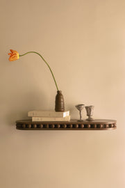 A fixer sur le côté d'un mur ou de chaque côté d'un lit comme chevet, l'étagère Léon est un petit bijou d’ébénisterie. Etagère en bois massif réalisé par un atelier artisanal français, pièce iconique de la collection Caroline Andréoni La Maison.