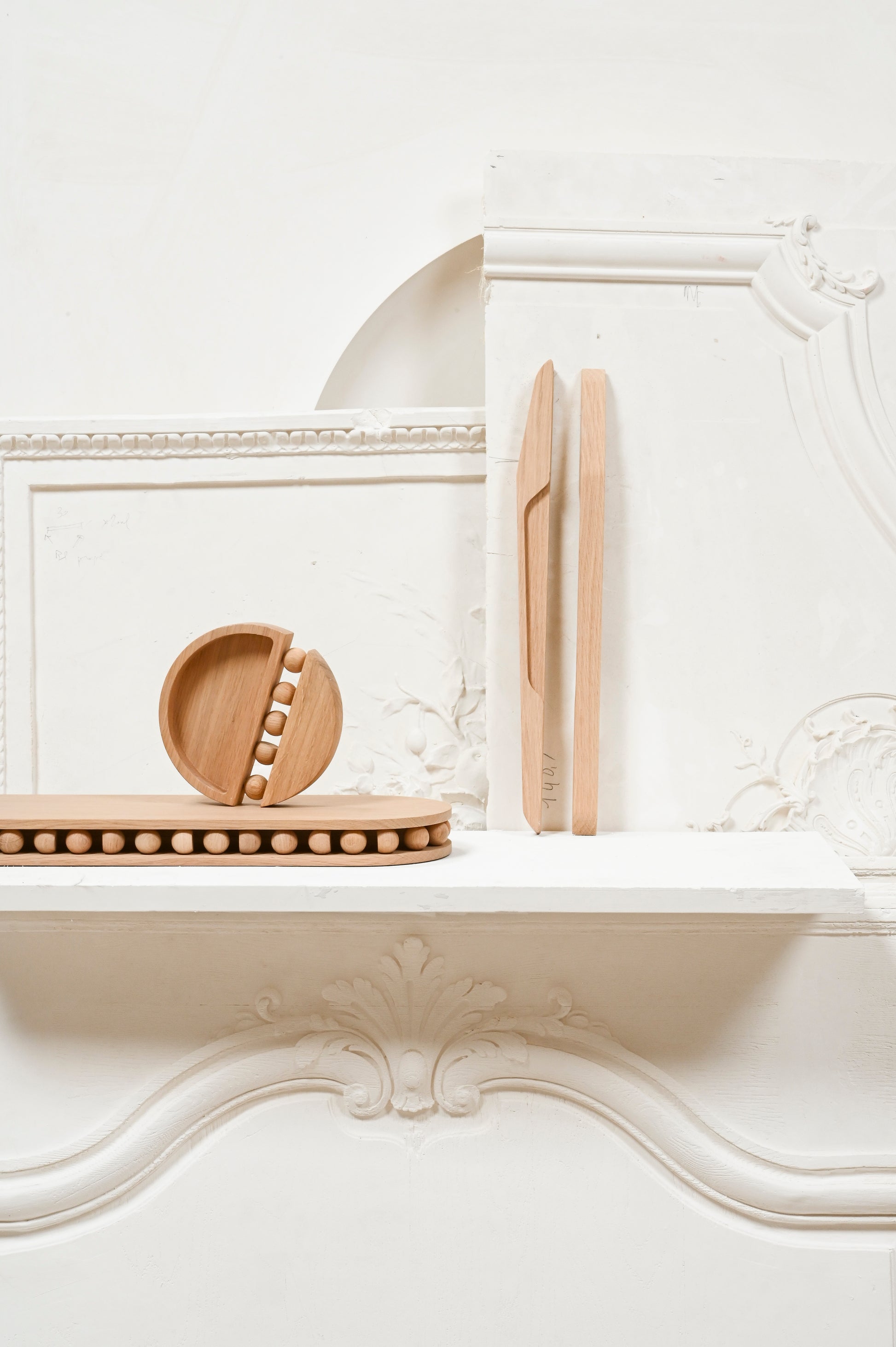 Pièce iconique de notre collection signature, l'étagère Leòn se voit sublimée d'un nouveau matériau pour Résonance : le bois de chêne naturel. Elle viendra orner votre intérieur.
À fixer sur un mur ou de chaque côté d'un lit comme chevet, l'étagère Leòn est un petit bijou d’ébénisterie. L’apparente simplicité de ce collier de sphères qui s’est glissé entre chaque plateau de bois lui apporte une vraie singularité.