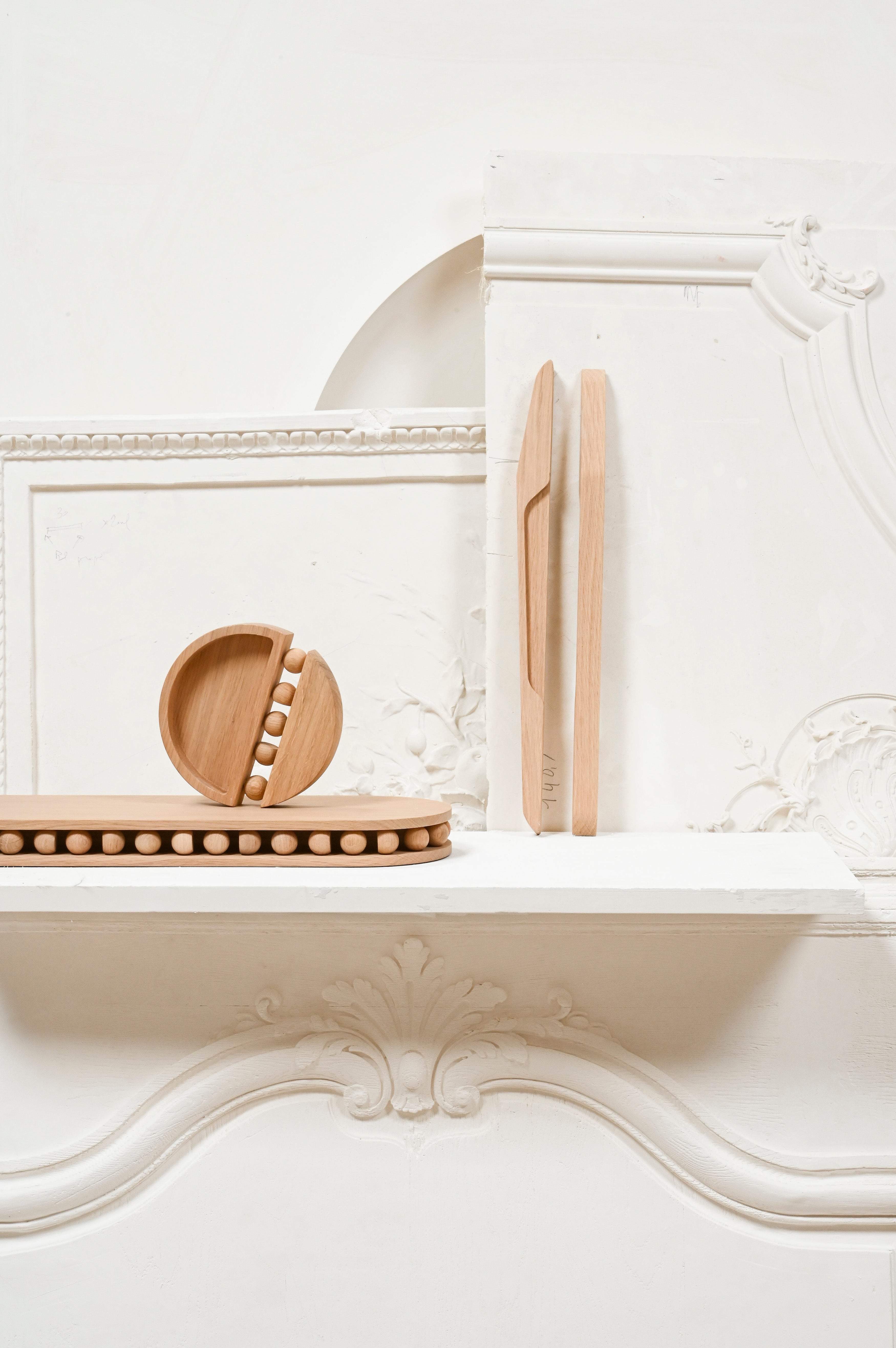 Pièce iconique de notre collection signature, l'étagère Leòn se voit sublimée d'un nouveau matériau pour Résonance : le bois de chêne naturel. Elle viendra orner votre intérieur.
À fixer sur un mur ou de chaque côté d'un lit comme chevet, l'étagère Leòn est un petit bijou d’ébénisterie. L’apparente simplicité de ce collier de sphères qui s’est glissé entre chaque plateau de bois lui apporte une vraie singularité.