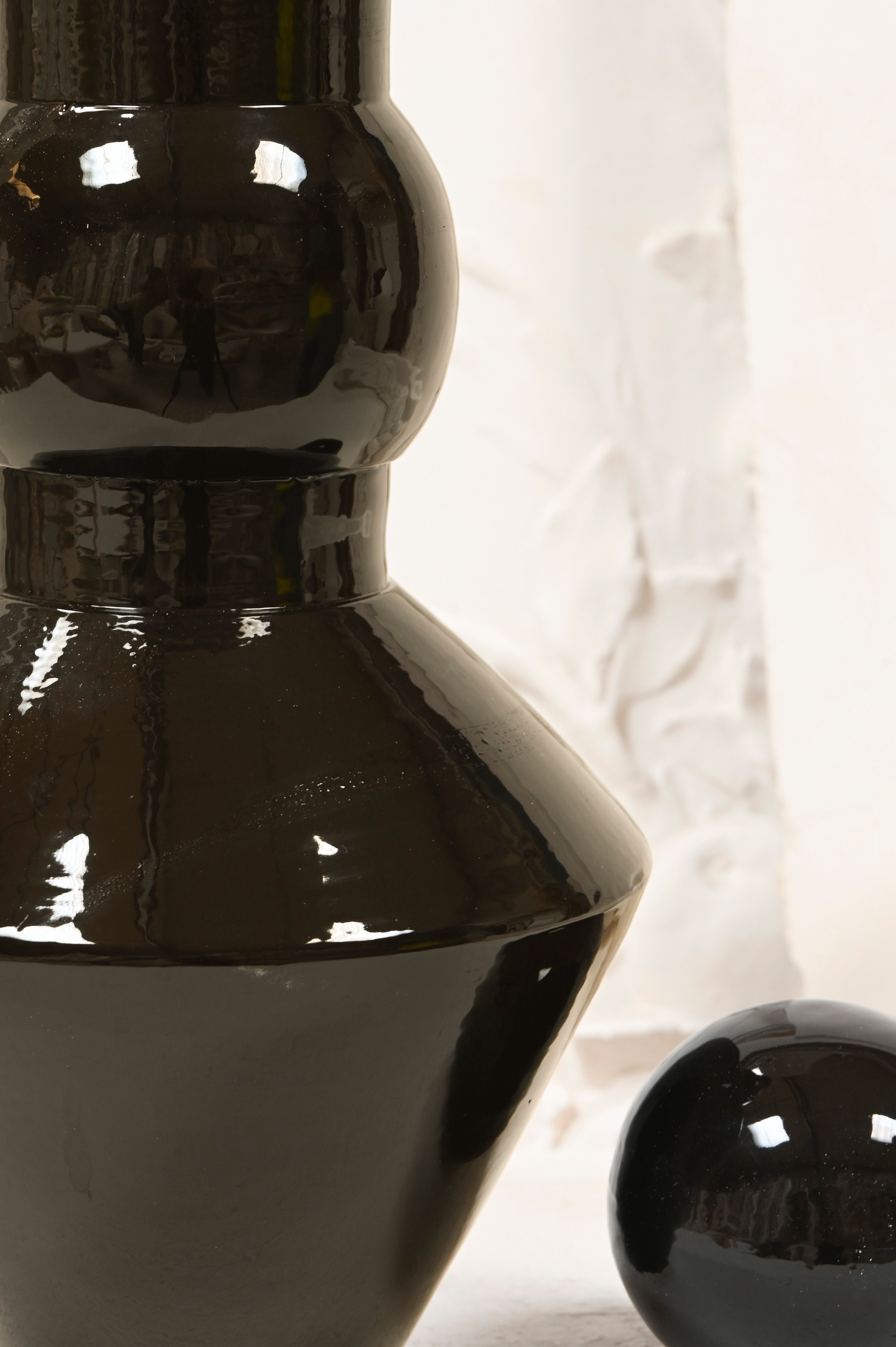 Vase Pico Noir Antique by Caroline Andréoni, in deep antique-black glazed terracotta. Sculptural object with removable sphere, Résonance collection, hand-turned in Italy.