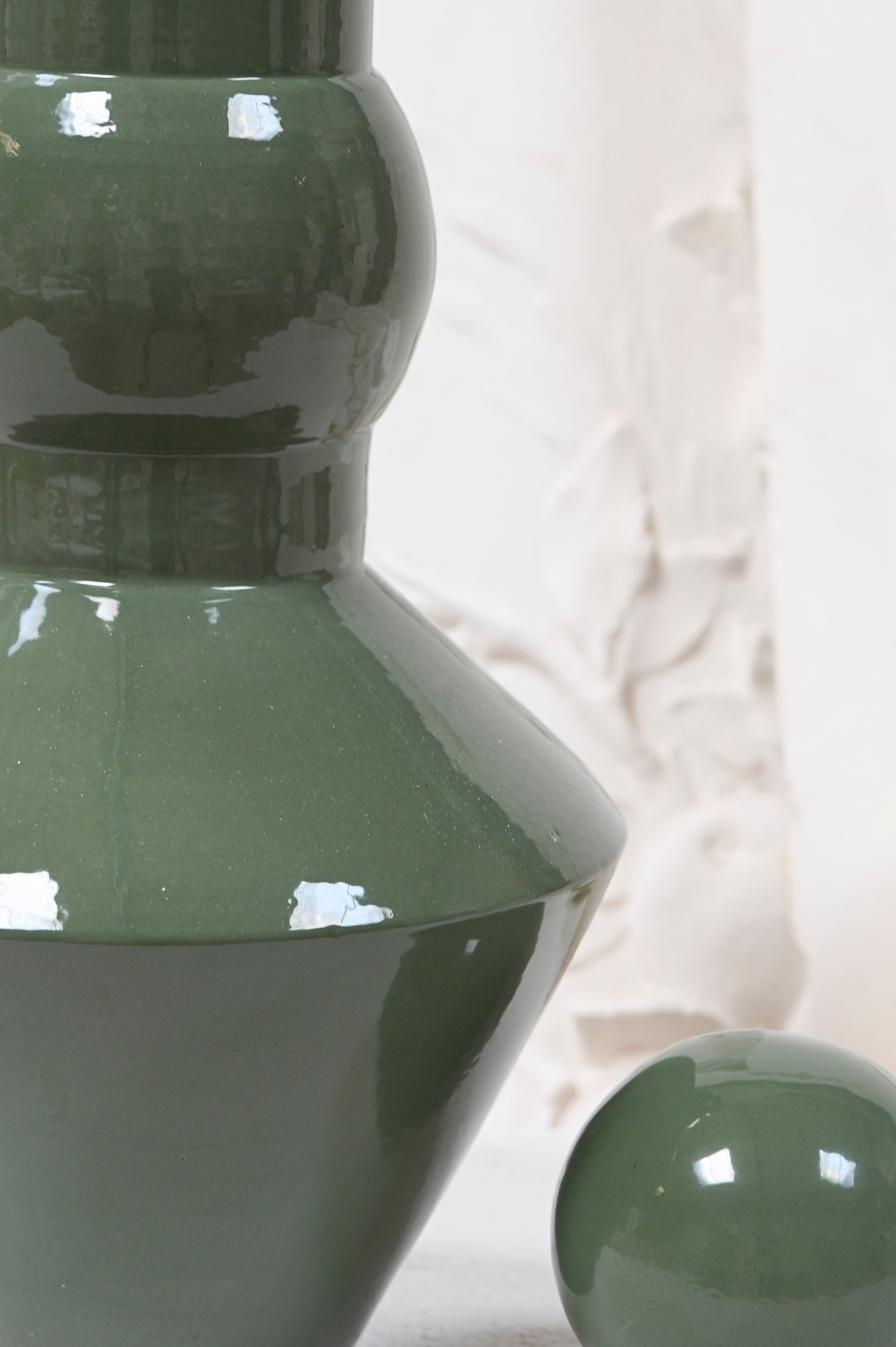 Pièce iconique de&nbsp; notre &nbsp;collection signature, le vase Pico se pare d'une nouvelle robe&nbsp;vert d'Égypte pour &nbsp;Résonance et viendra&nbsp; sublimer &nbsp;délicatement votre intérieur.  Objet sculptural par excellence, Pico se pose et se compose, agrémenté de sa sphère posée sur le haut ou déposée sur le côté, il évolue selon vos envies, se transformant de vase en sculpture et de sculpture en vase. Alternance de formes généreuses et graphiques, ils sauront vivre seuls ou en paire.