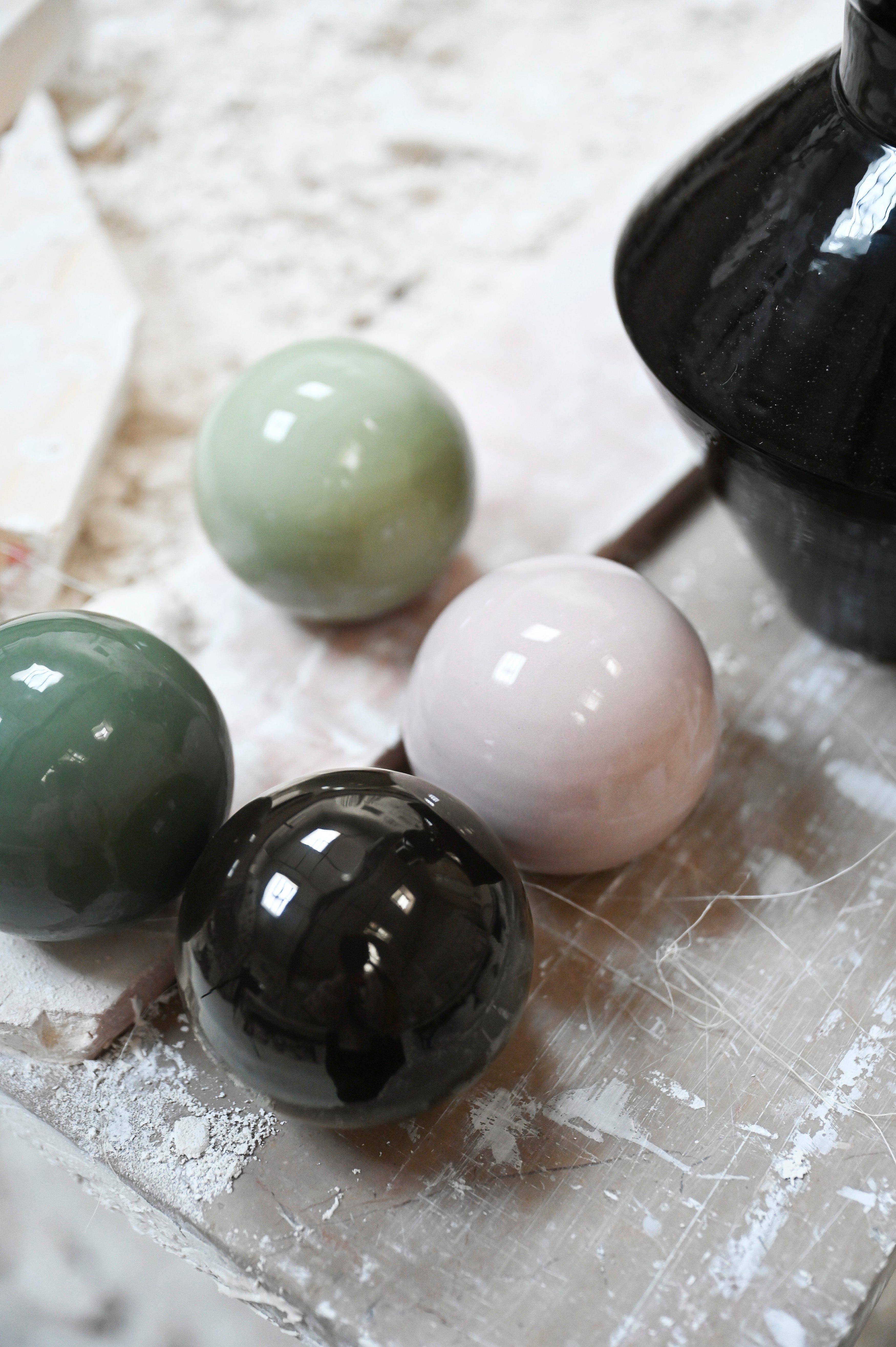 Vase Pico Noir Antique by Caroline Andréoni, in deep antique-black glazed terracotta. Sculptural object with removable sphere, Résonance collection, hand-turned in Italy.