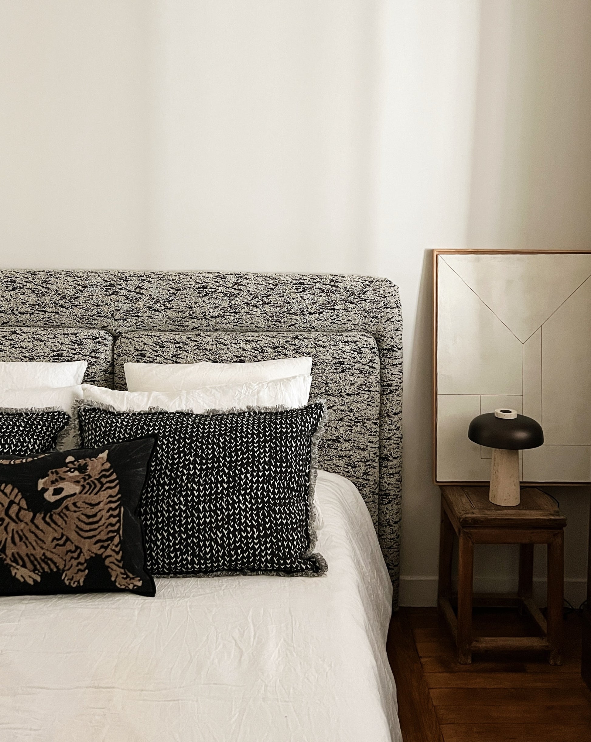 Initialement imaginée et conçue pour un des projets d'architecture d'intérieur signé par l'agence Caroline Andréoni, cette tête de lit aux lignes élégantes et aux proportions généreuses s'est naturellement imposée dans notre toute première collection. Nous avons sélectionné avec soin des tissus provenant de grandes maisons d'édition, tout en vous proposant également une gamme exclusive de textiles choisis avec attention, afin de créer un élément unique et raffiné pour votre intérieur.