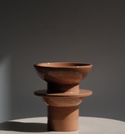 Lampe à poser Etna, en céramique tournée à la main en Italie. Création issue de la collection Libre comme... par Caroline Andréoni & Léa Ginac.