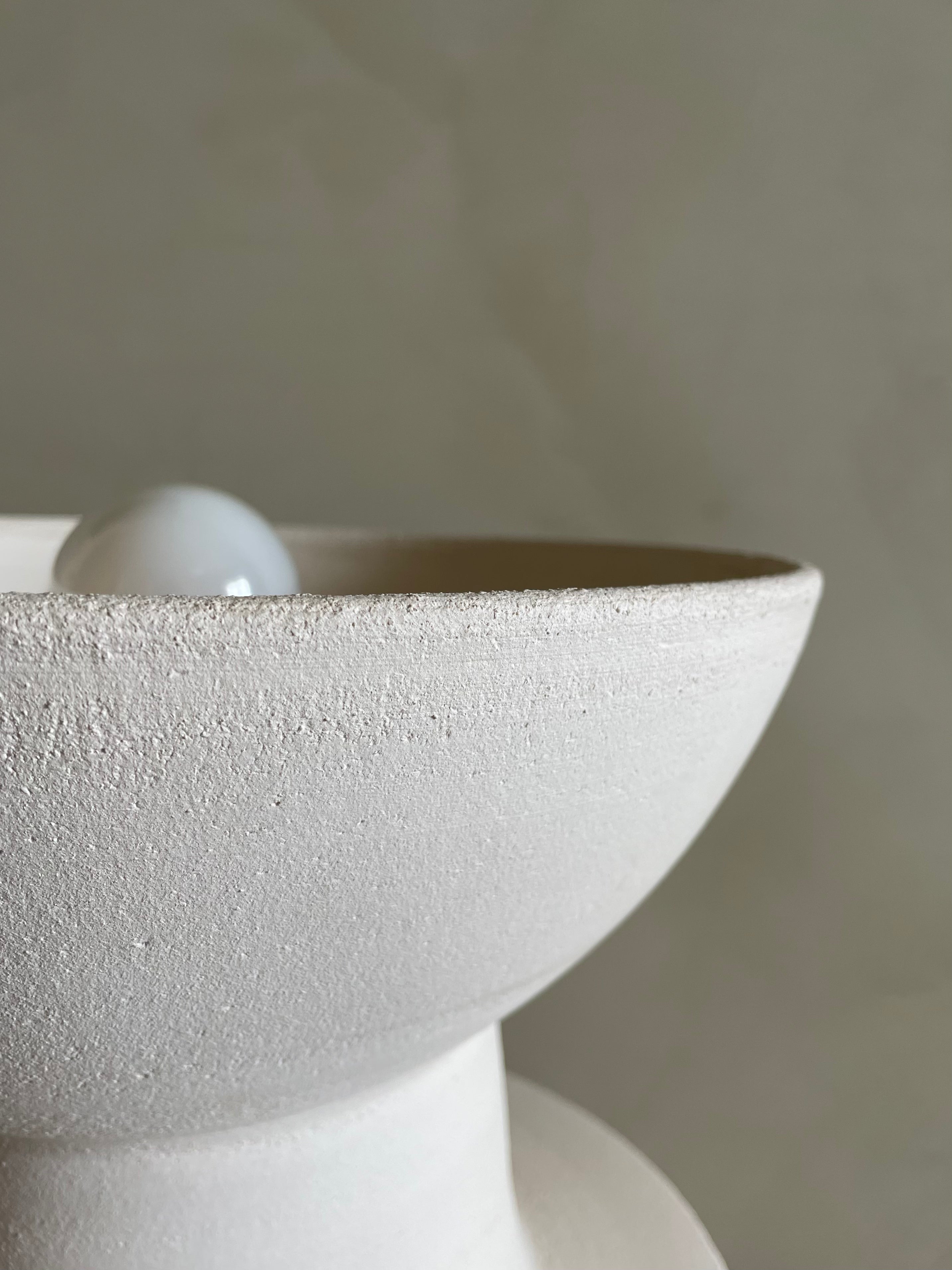 Lampe à poser Vesuvio, en céramique tournée à la main en Italie. Création issue de la collection Libre comme... par Caroline Andréoni & Léa Ginac.