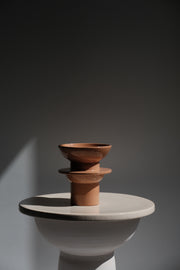 Lampe à poser Etna, en céramique tournée à la main en Italie. Création issue de la collection Libre comme... par Caroline Andréoni & Léa Ginac.