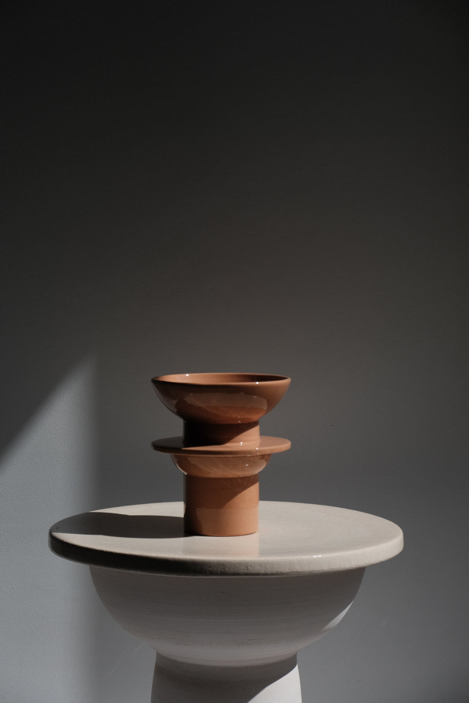 Lampe à poser Etna, en céramique tournée à la main en Italie. Création issue de la collection Libre comme... par Caroline Andréoni & Léa Ginac.