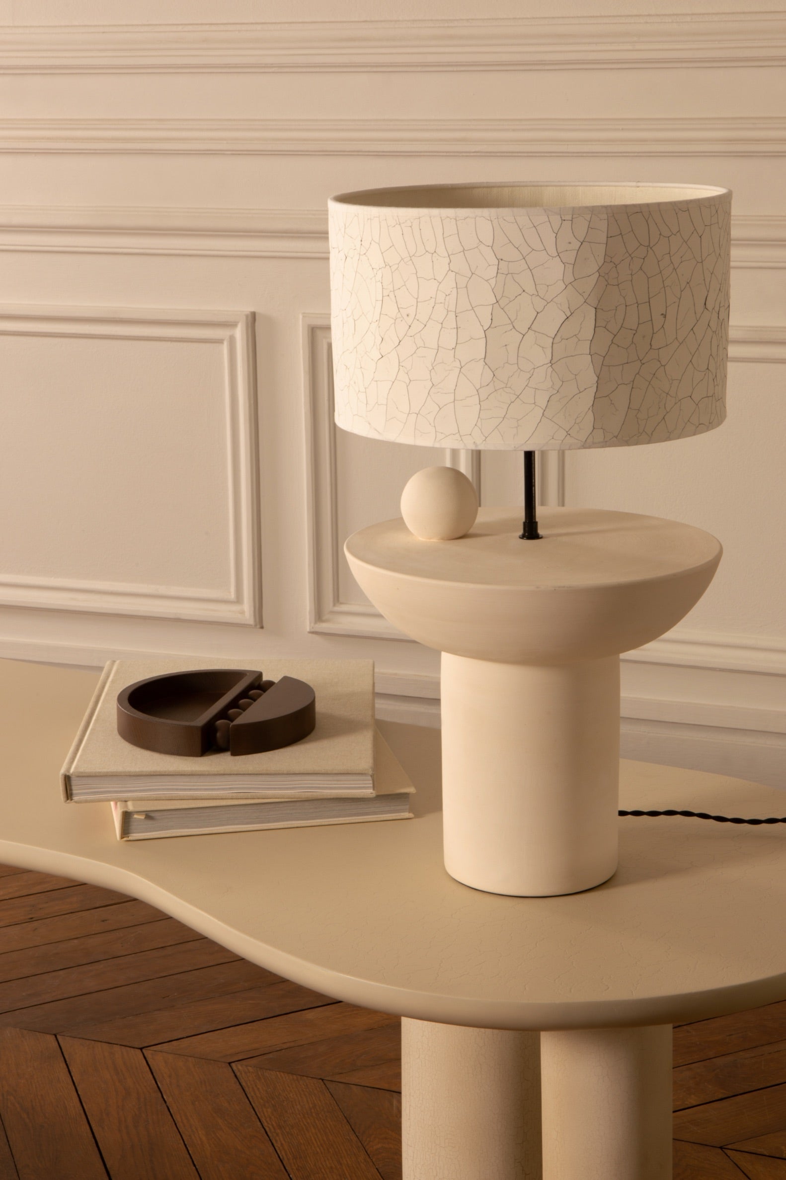 Pièce maîtresse de notre collection, la lampe Uyuni est emblématique de la marque Caroline Andréoni La Maison. Lampe intemporelle, son design audacieux avec cette sphère qui semble flotter sur le pied ainsi que la technicité apportée à chacune des matières lui confèrent un statut de petit bijou artisanal. Pied en grès tourné à la main par notre artisan italien.