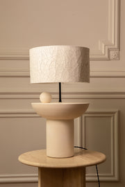 Pièce maîtresse de notre collection, la lampe Uyuni est emblématique de la marque Caroline Andréoni La Maison. Lampe intemporelle, son design audacieux avec cette sphère qui semble flotter sur le pied ainsi que la technicité apportée à chacune des matières lui confèrent un statut de petit bijou artisanal.  Pied en grès tourné à la main par notre artisan italien.