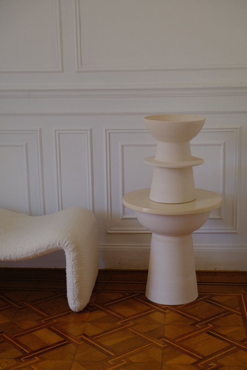 Petite table Vesuvio, en céramique tournée à la main en Italie. Création issue de la collection Libre comme... par Caroline Andréoni & Léa Ginac.