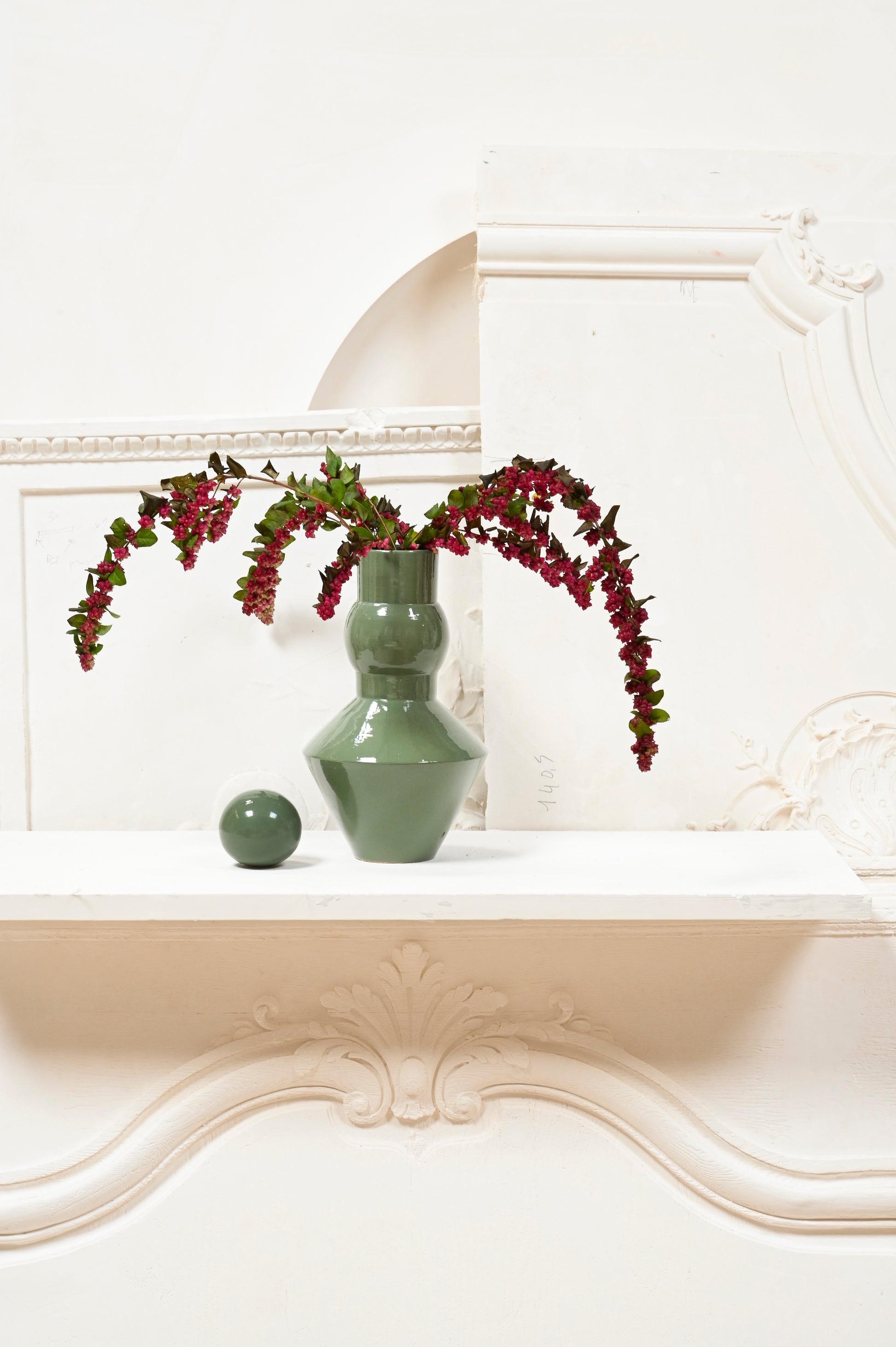 Pièce iconique de&nbsp; notre &nbsp;collection signature, le vase Pico se pare d'une nouvelle robe&nbsp;vert d'Égypte pour &nbsp;Résonance et viendra&nbsp; sublimer &nbsp;délicatement votre intérieur.  Objet sculptural par excellence, Pico se pose et se compose, agrémenté de sa sphère posée sur le haut ou déposée sur le côté, il évolue selon vos envies, se transformant de vase en sculpture et de sculpture en vase. Alternance de formes généreuses et graphiques, ils sauront vivre seuls ou en paire.