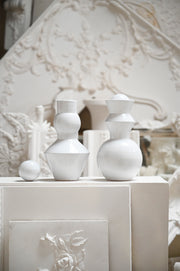 Le Vase Pino Blanc de blanc, dessiné par Caroline Andréoni. Terre cuite émaillée tournée à la main, avec sa sphère amovible jouant entre vase et sculpture.