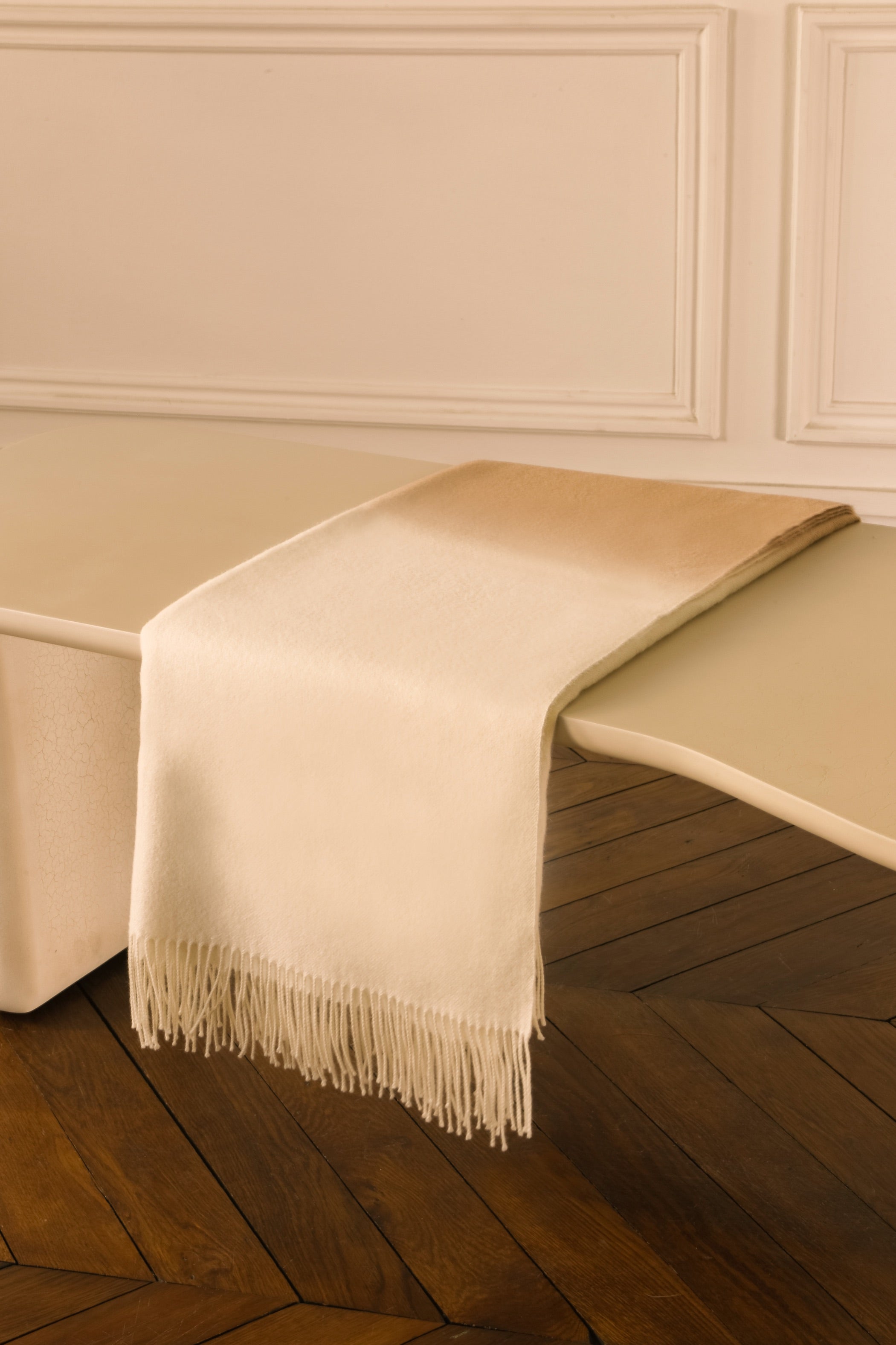 Plaid sur un canapé ou jeté de lit, notre plaid Cozia en baby alpaga au dégradé de couleurs intemporelles et délicates est emblématique du style Caroline Andréoni.