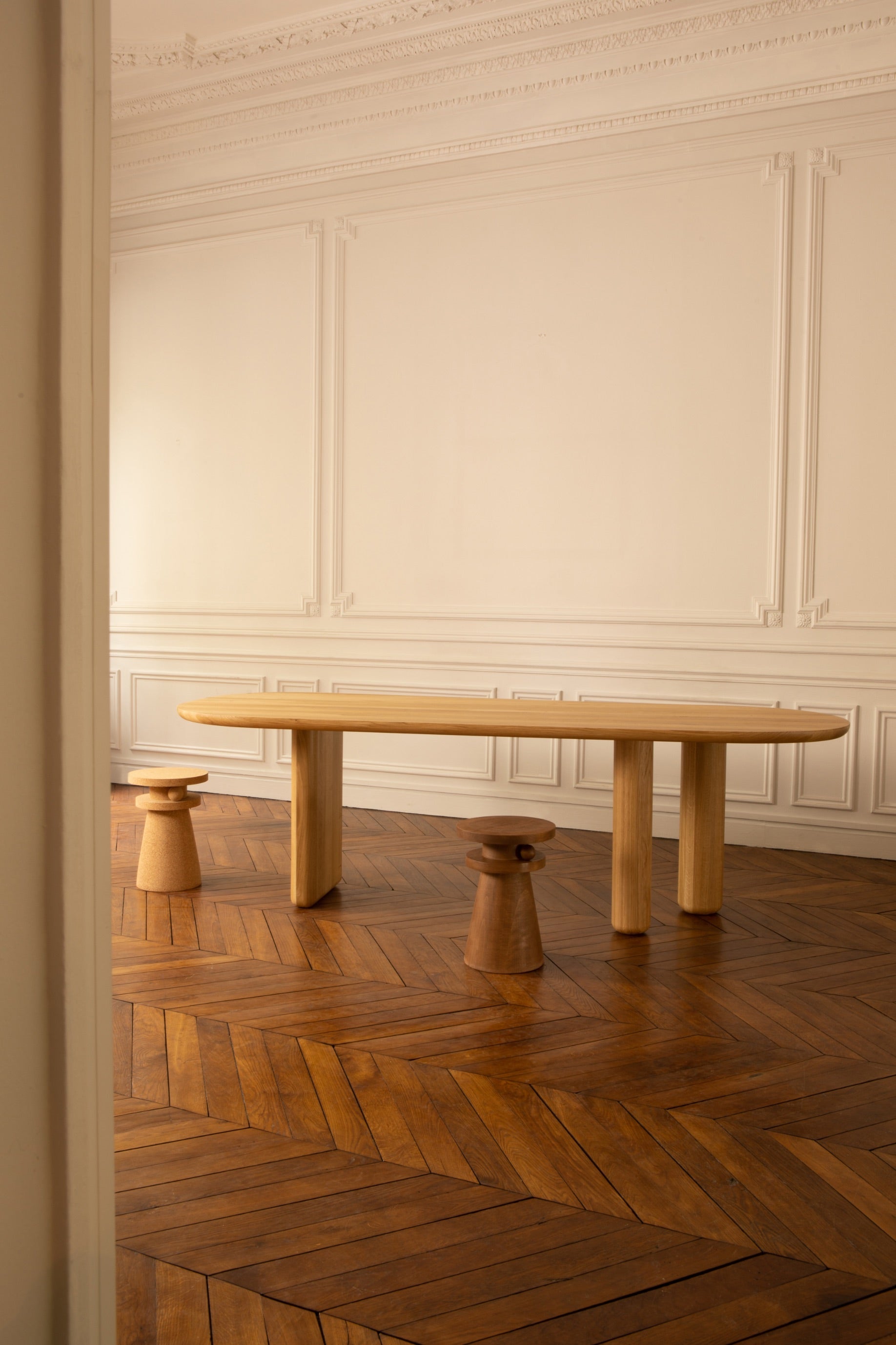 Joya est un objet de décoration nomade aux multiples usages. Tabouret, table d'appoint, bout de canapé, table de chevet, il a été conçu pour vous au quotidien selon vos envies et vos besoins suivre.   Il est décoré d'une boule sculptée entre ses deux plateaux, détail géométrique en asymétrie. Elle semble être posée délicatement, presque en mouvement : le gage d'un travail soigneux et minutieux.