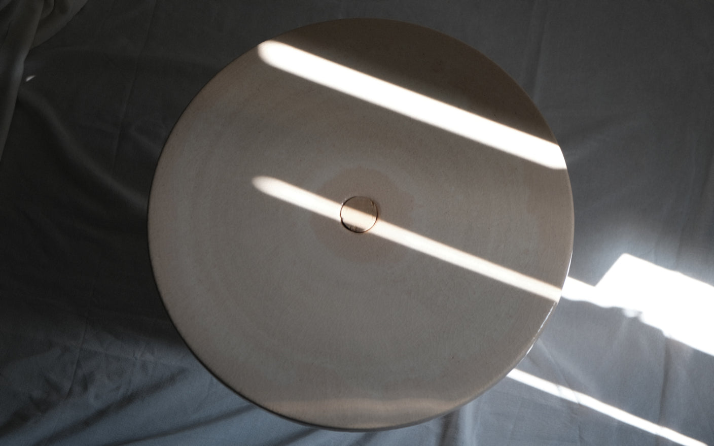 Petite table Vesuvio, en céramique tournée à la main en Italie. Création issue de la collection Libre comme... par Caroline Andréoni & Léa Ginac.