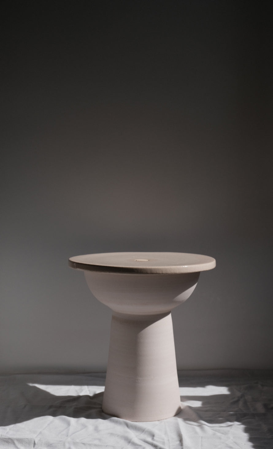 Petite table Vesuvio, en céramique tournée à la main en Italie. Création issue de la collection Libre comme... par Caroline Andréoni & Léa Ginac.