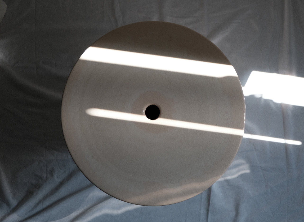 Petite table Vesuvio, en céramique tournée à la main en Italie. Création issue de la collection Libre comme... par Caroline Andréoni & Léa Ginac.