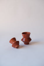 La Petite tasse Pitchoune, née de la rencontre entre Caroline Andréoni et Léa Ginac. Faïence rouge chamottée tournée à la main à Vallauris, formes graphiques ensoleillées.