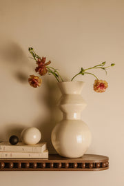 Vase en faïence, céramique blanche émailée. Création artisanale made in France. Formes rondes et généreuses réalisée à la main en France par notre artisan. Etagère Leòn en bois massif, frêne teinté noyer. Etagère décorative.