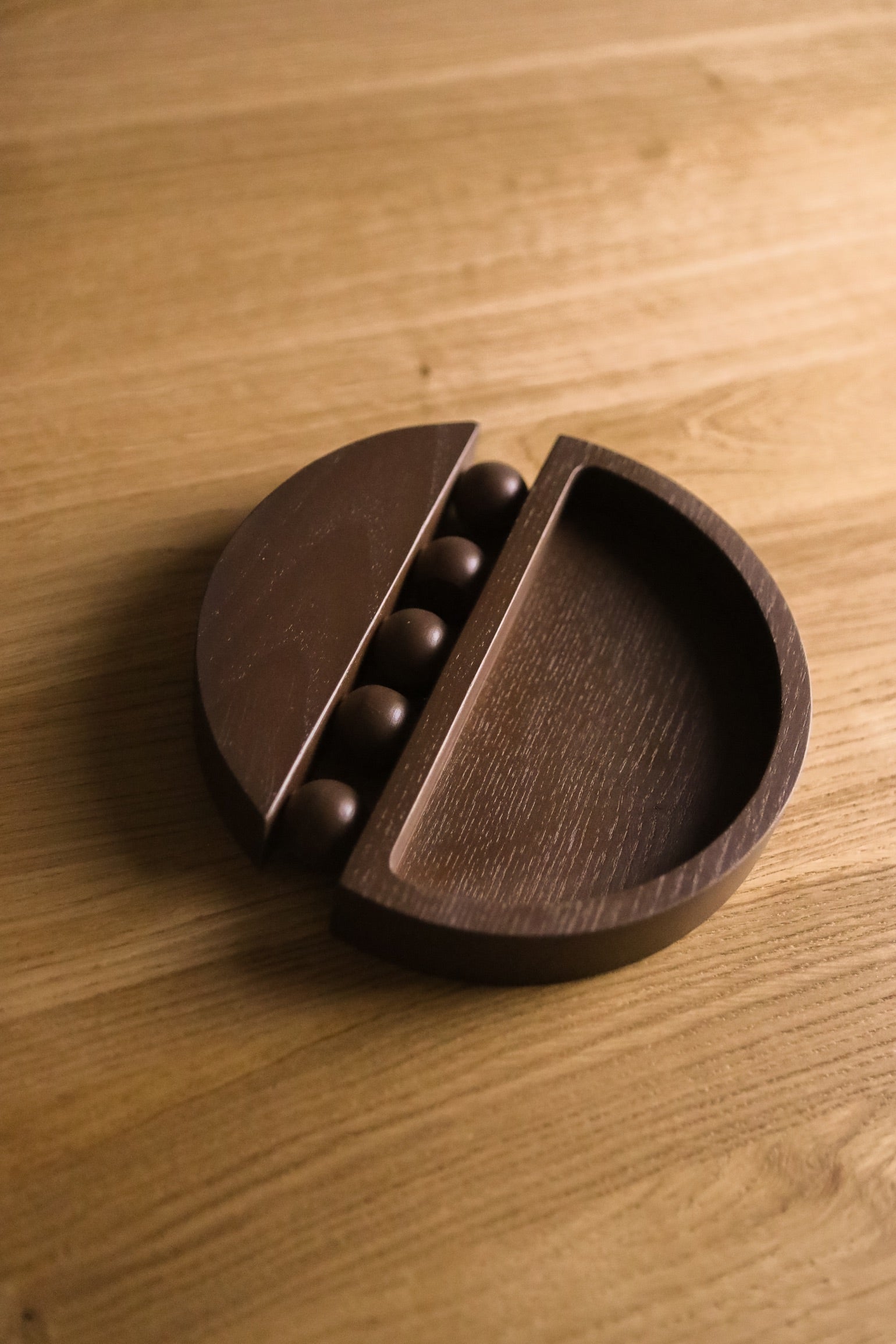 En décoration d’intérieur, il y a des petits objets qui font la différence ! C’est le cas du vide poche Tolitoli réalisé en frêne teinté noyer. Sur une console dans l’entrée pour y déposer ses clés, ou sur une table basse pour ranger ses trésors, sa forme tout en rondeur entrecoupée de cette ligne de sphères emblématique de notre première collection Déranger les Courbes lui donne beaucoup de personnalité. Tout comme notre étagère Leòn, c’est un petit bijou d’ébénisterie.